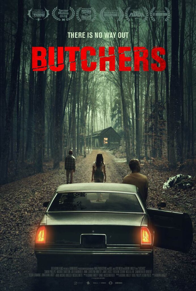 Affiche pour le film "Butchers" représentant deux personnes marchant vers une maison dans les bois, référencées depuis la perspective de quelqu'un assis dans une voiture.