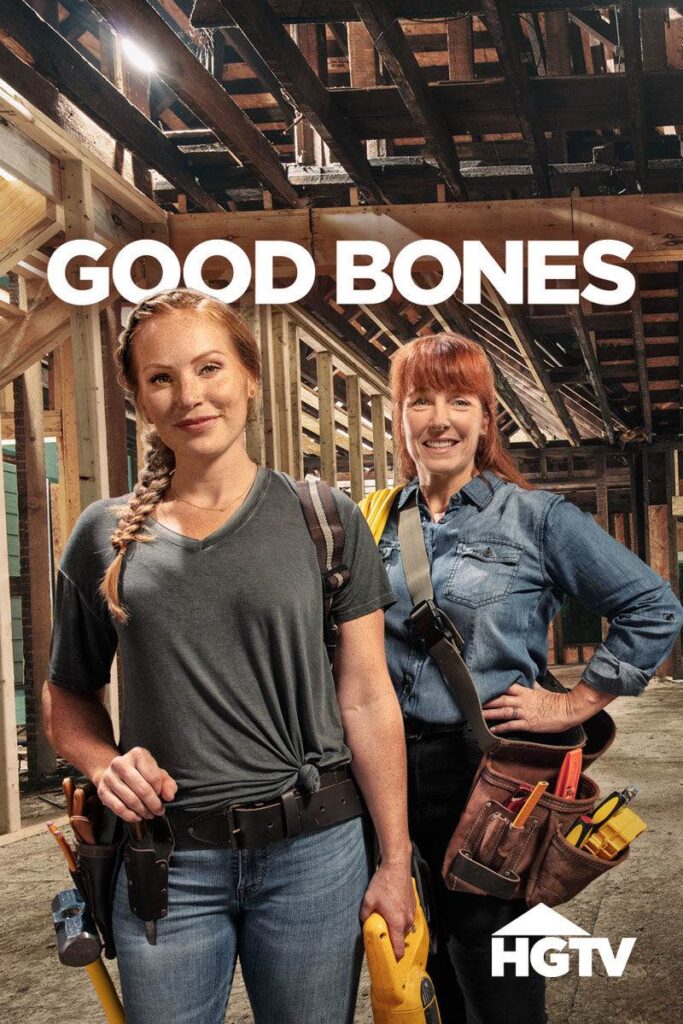Deux femmes, l'une avec une tresse et une perceuse électrique et l'autre avec des cheveux roux et une ceinture à outils, se tiennent en toute confiance sur un chantier de construction avec une « affiche » représentant les « bons os