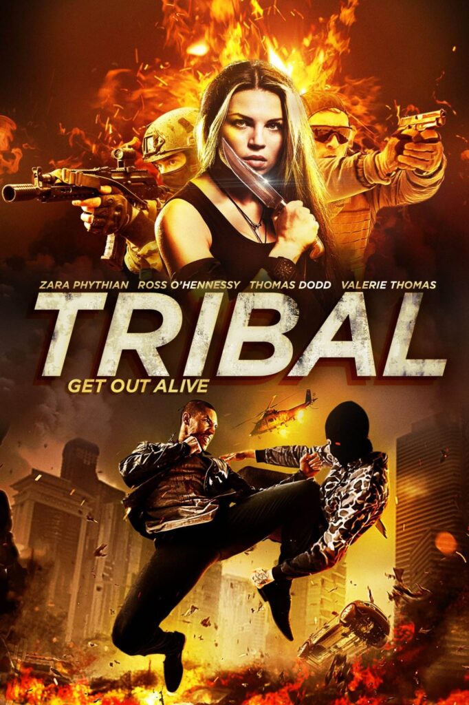 Affiche pour "Tribal : sortez vivant" mettant en scène une guerrière avec un arc et trois combattants masculins, sur fond urbain enflammé.