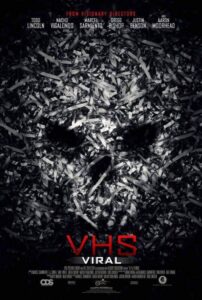 Affiche de film pour "v/h/s viral" présentant un collage chaotique de bandes VHS et de titres de films, réalisé en collaboration avec dB PROD-FACT
