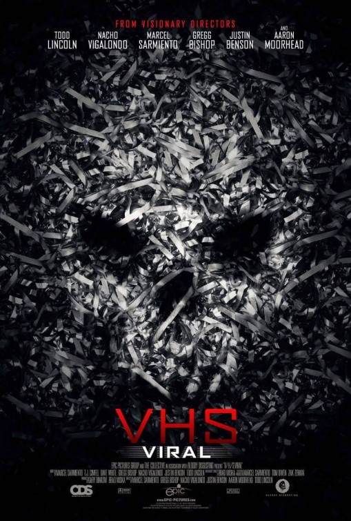 Affiche de film pour "v/h/s viral" présentant un collage chaotique de bandes VHS et de titres de films, réalisé en collaboration avec dB PROD-FACT