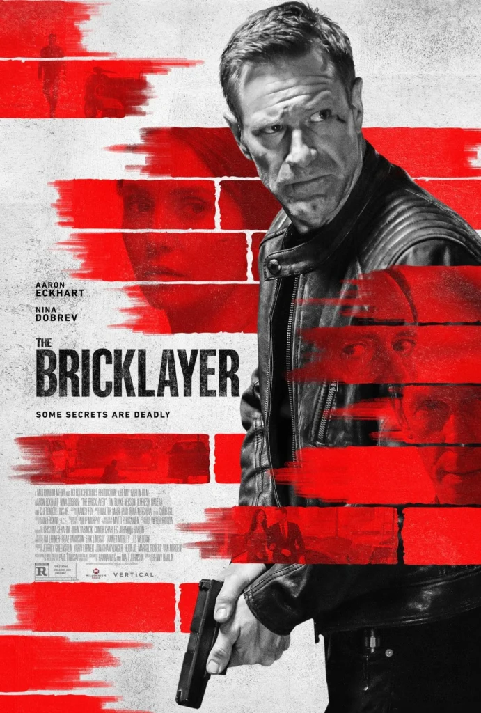 Affiche de film de "the bricklayer" en collaboration avec dB PROD-FACTORY, montrant Aaron Eckhart tenant un pistolet, avec de grands coups de pince